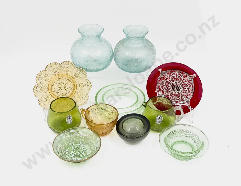 Box Quantity of Assorted Art Glass Image 1++