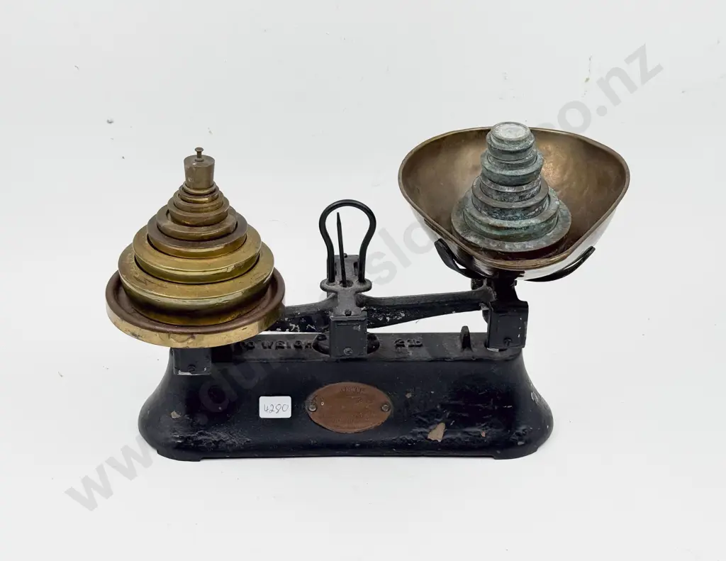 Vintage Kitchen Scales & Assorted Weights Image 1++