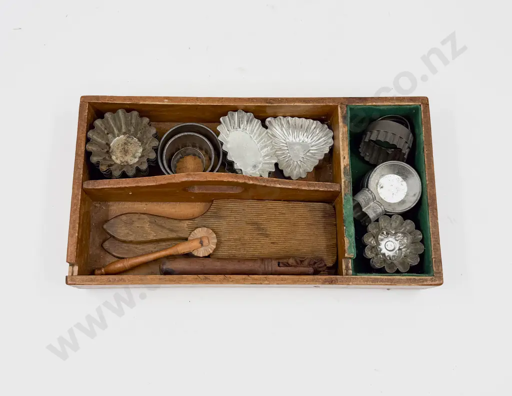 Quantity of Assorted Vintage Baking Molds etc in Vintage Cutlery Tray Image 1++