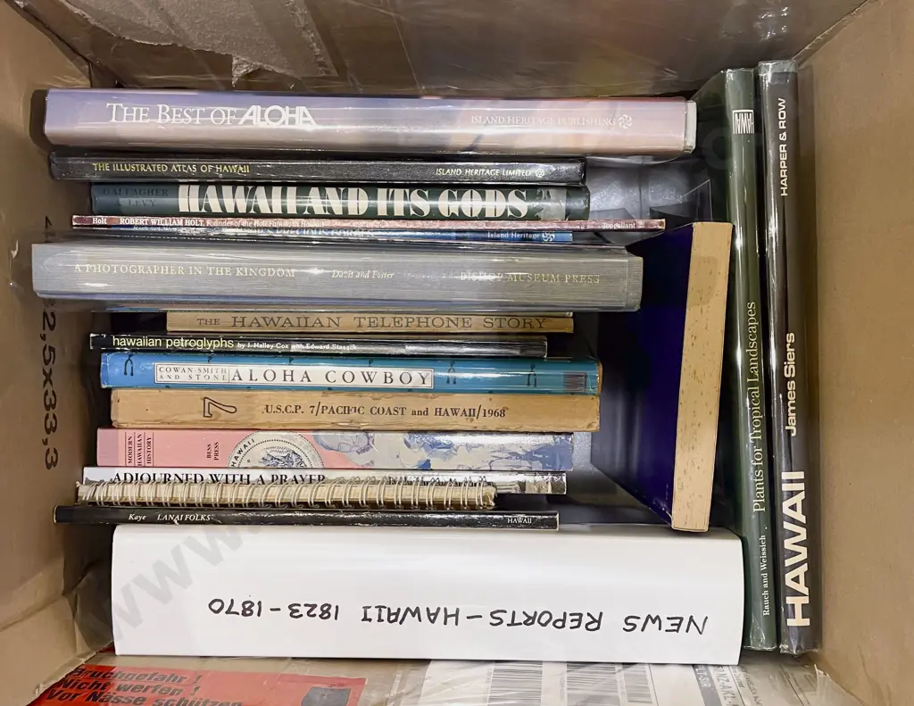 Box of Assorted Hawaiian Reference Books Image 1++