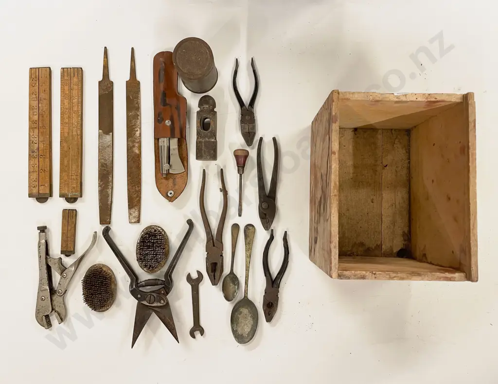 Small Quantity of Assorted Vintage Tools & Measuring Implements Image 1++
