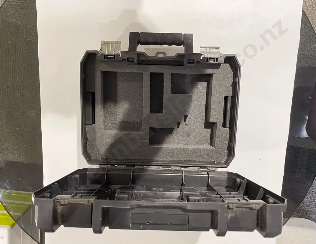 De Walt Travel Toolbox Image 1++