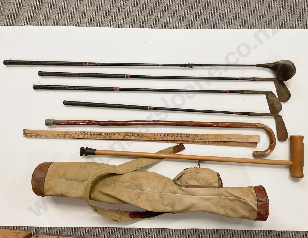 Vintage Golf Bag & Assorted Clubs & Others Image 1++
