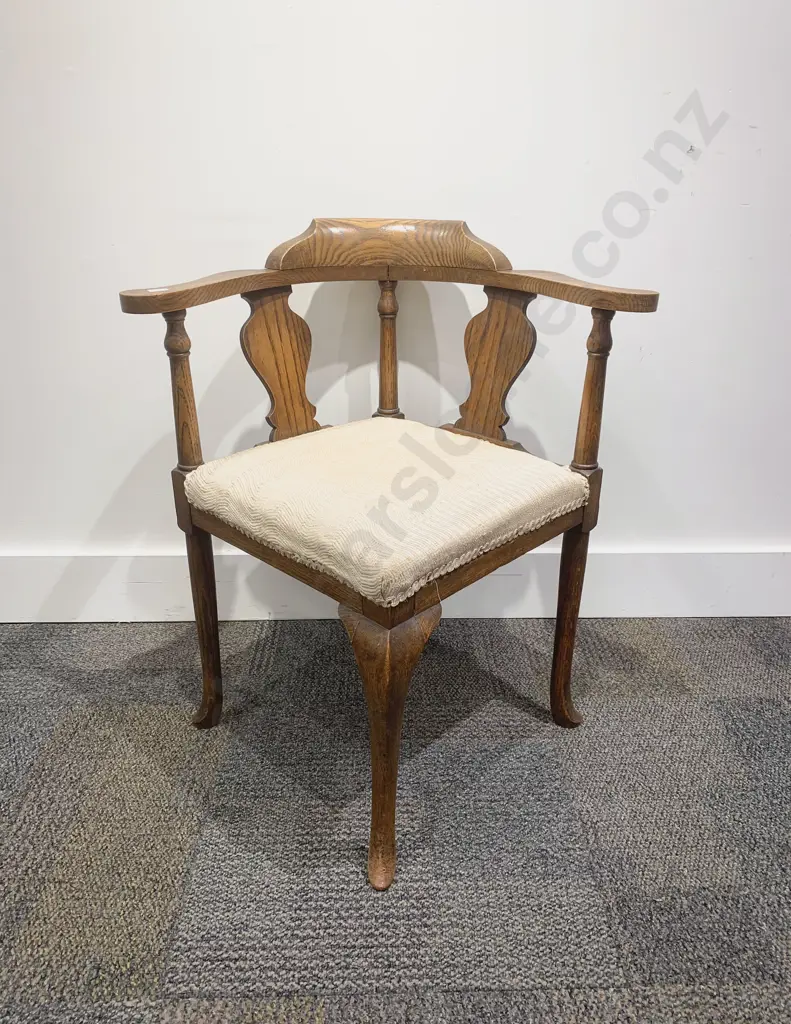 Oak Corner Chair Image 1++