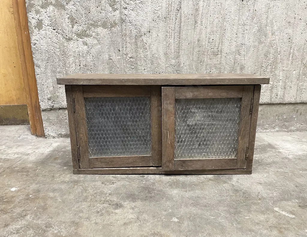 Small Oak Two Door Cabinet Image 1++