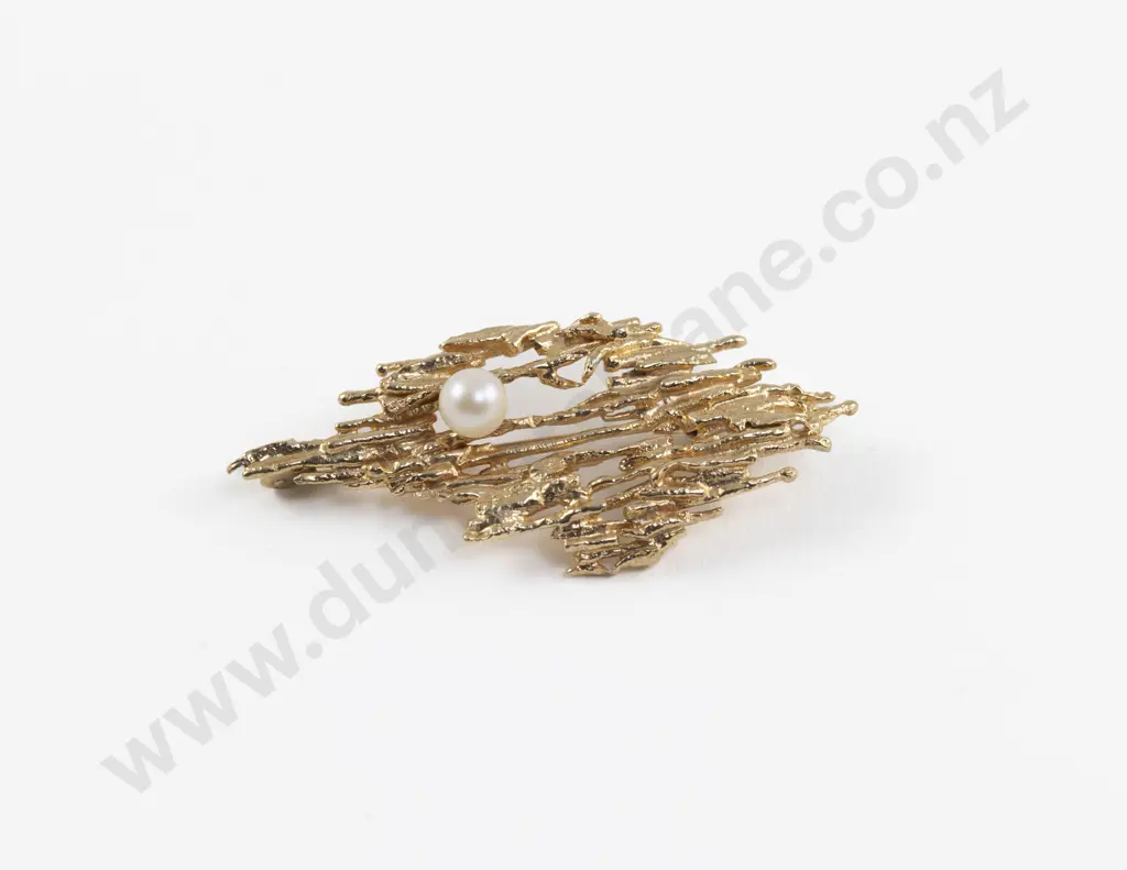 9ct Single Cultured Pearl Modern Design Brooch Image 1++