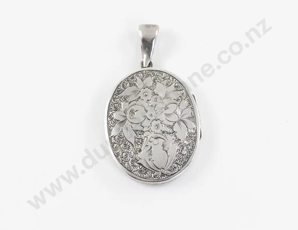 S/S Engraved Oval Photo Locket Image 1++