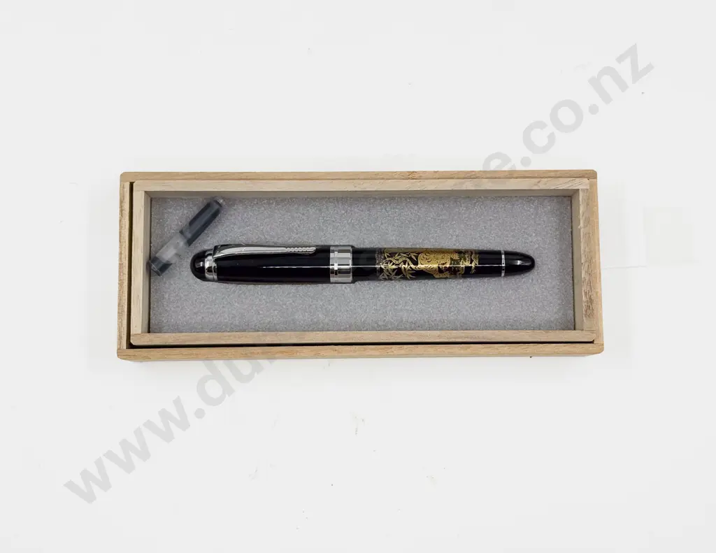 As New Japanese Lacquered Fountain Pen Image 1++