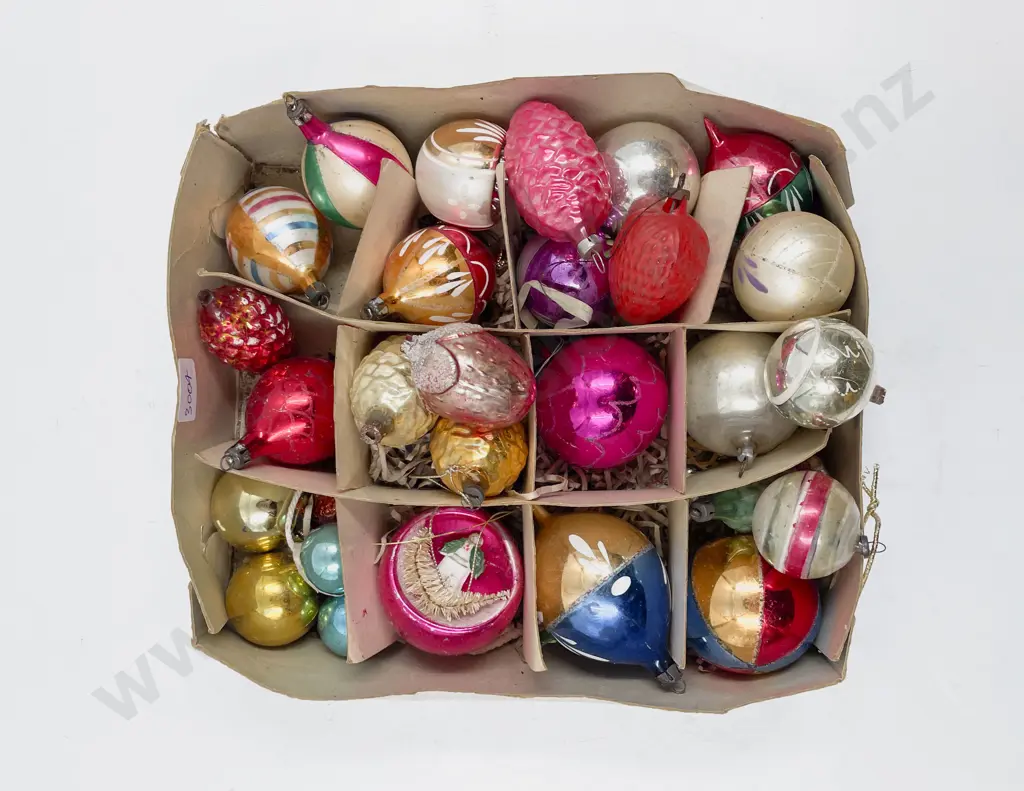 Quantity of Assorted Vintage Christmas Tree Baubles & Decorations Image 1++