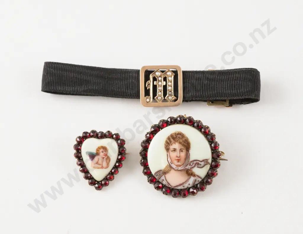 Victorian 9ct Initialled 'M' Seed Pearl Mourning Bracelet Image 1++