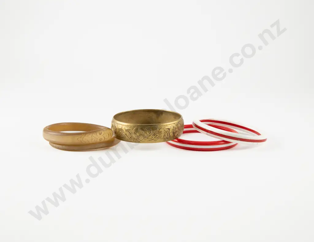 Collection of Four Vintage Costume Jewellery Bangles Image 1++