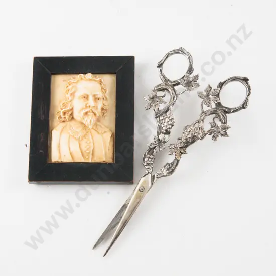 Antique Carved Ivory Portrait Panel of a Elizabethan Gent