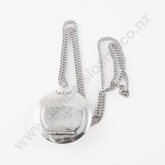 S/S Circular Mirrored Lid Powder Pendant on Curb Link Chain