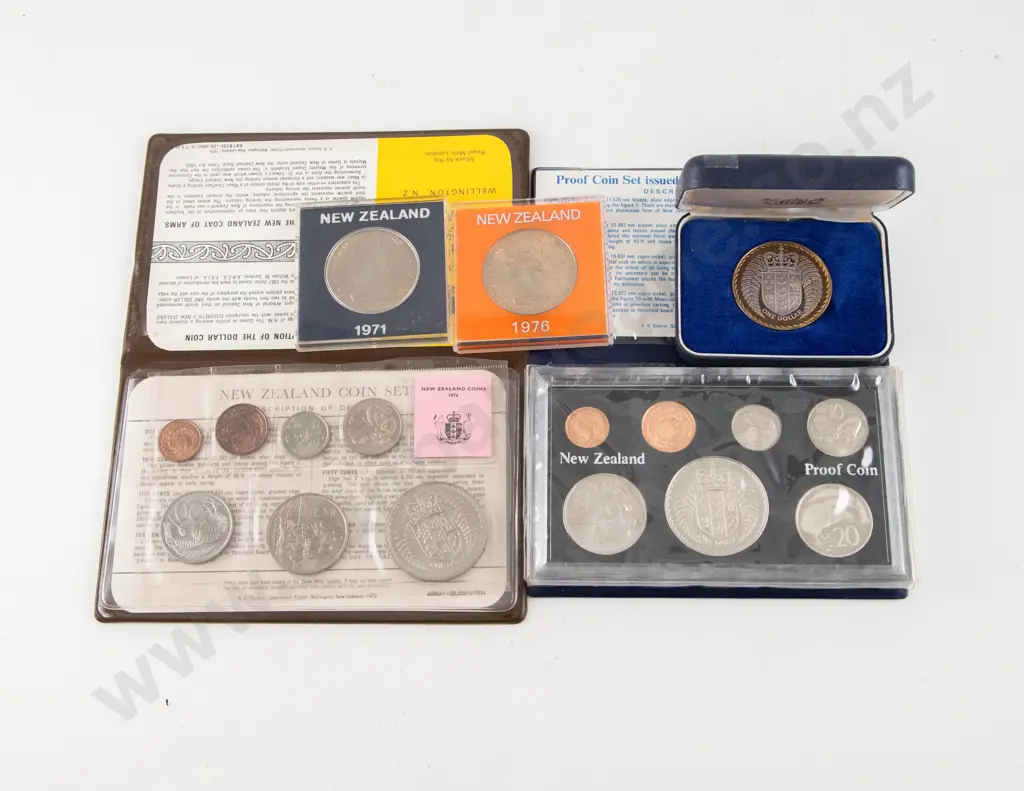 NZ 1976 Unc Silver Dollar with 7pce Unc Coin Set Coin Issue and Unc $1 x2 1976 & 1971 Image 1++