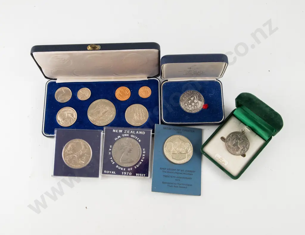 NZ 1970 Royal Visit Unc Coin Set Unc $1 1969 Unc $ and Two Commemoratives & Peace Medal Image 1++