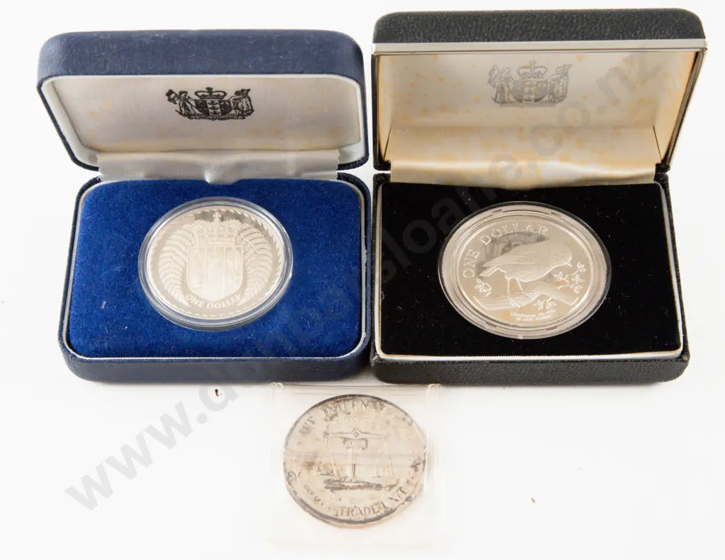 NZ 1984 & 1979 Silver Proof Dollar Coins - Black Robin & Coat of Arms with 31.1gms Silver Trade Unit Image 1++