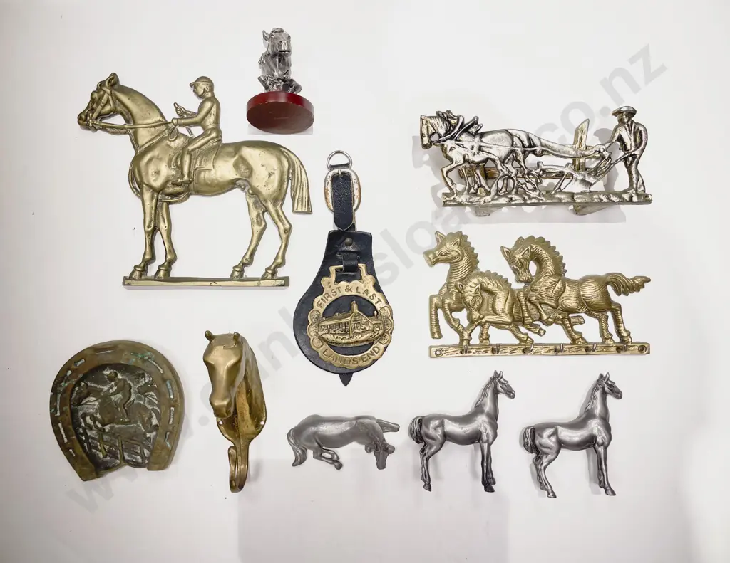 Small Box Quantity of Horse Ornaments Image 1++