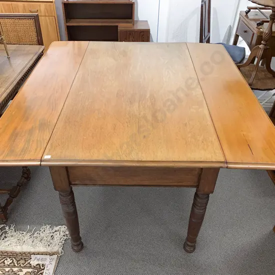 Late Vict Mahogany Pembroke Dining Table