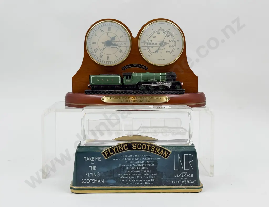 Desk Clock Together with Illuminated Glass Sculpture Image 1++