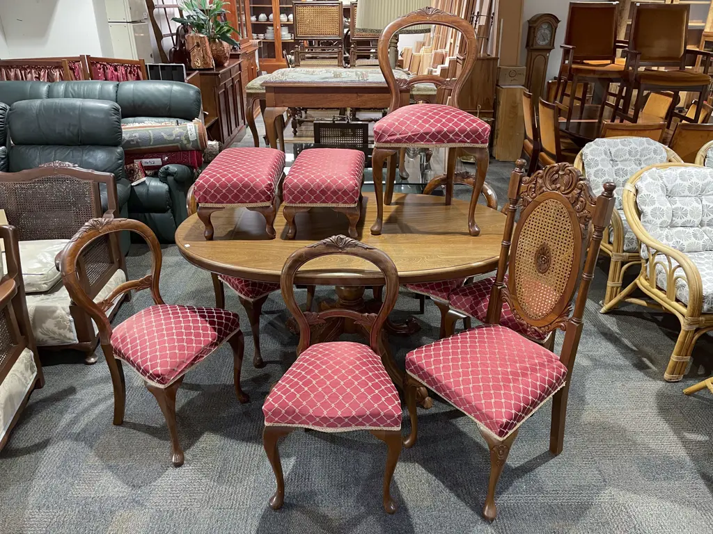 Mahogany Oval Dining Table & Six Dining Chairs Image 1++