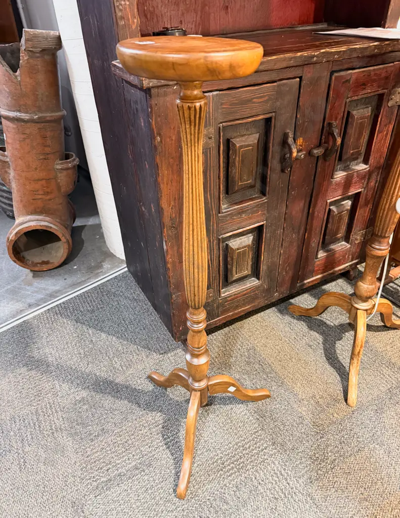 Tripod Based Plant Stand Image 1++