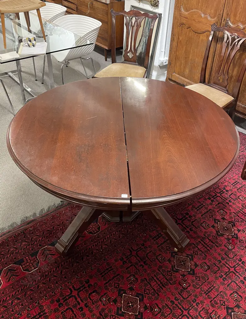 An Attractive Set of Six Geo III Mahogany Dining Chairs with Four Leaf Circular Extension Table Image 1++