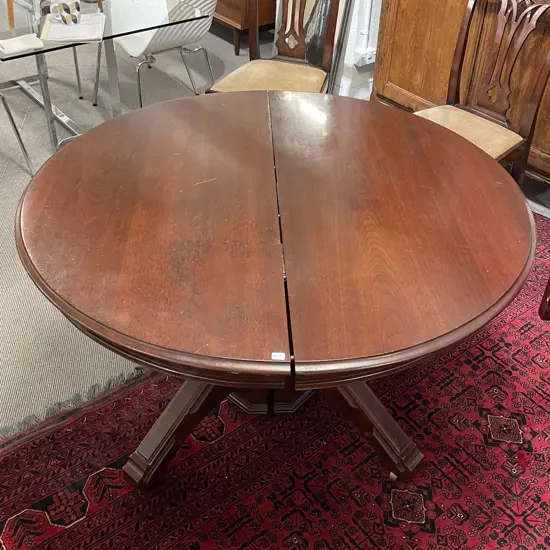 An Attractive Set of Six Geo III Mahogany Dining Chairs with Four Leaf Circular Extension Table