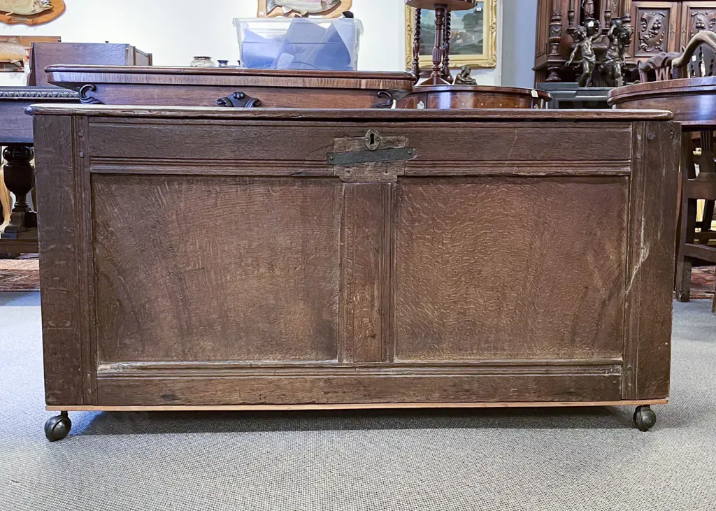 C17th Oak Coffer Image 1++