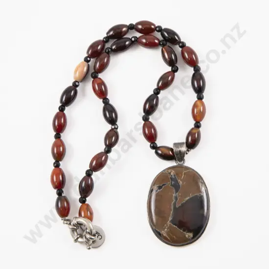 Kagi S/S Mounted Agate Pendant on Beaded Neck Chain