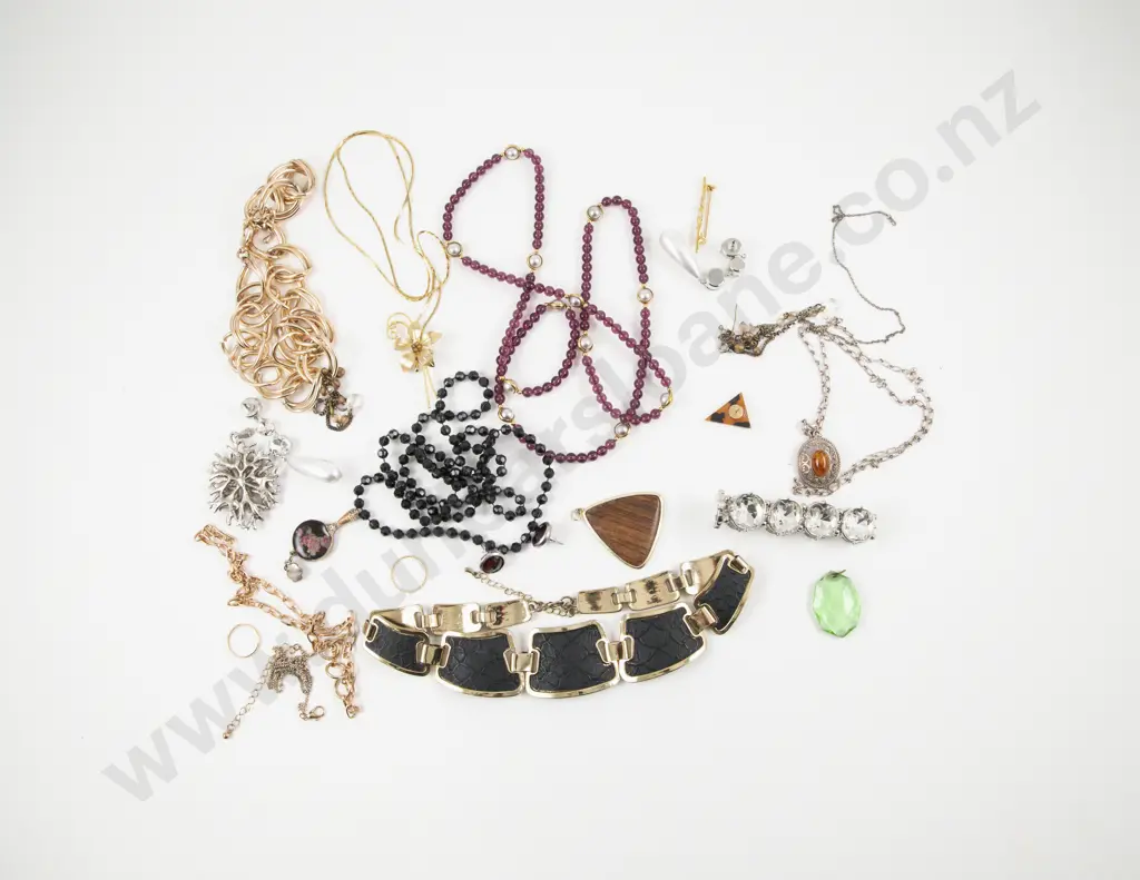Collection of Assorted Costume Jewellery Image 1++