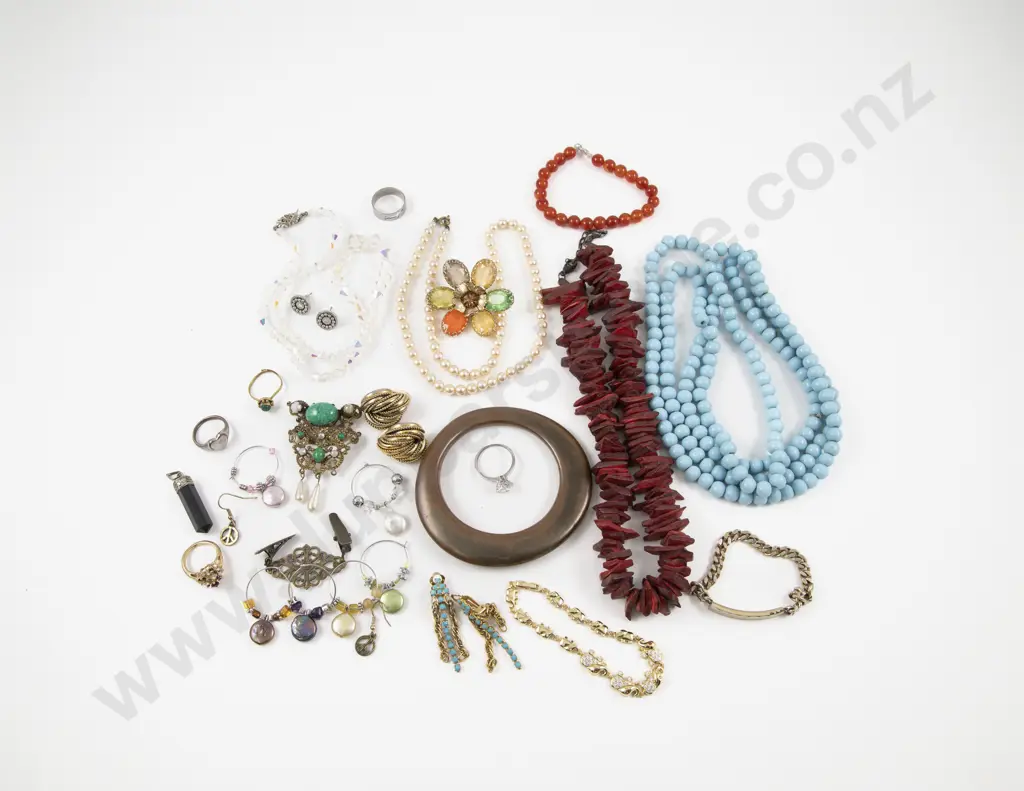 Collection of Assorted Costume Jewellery Image 1++