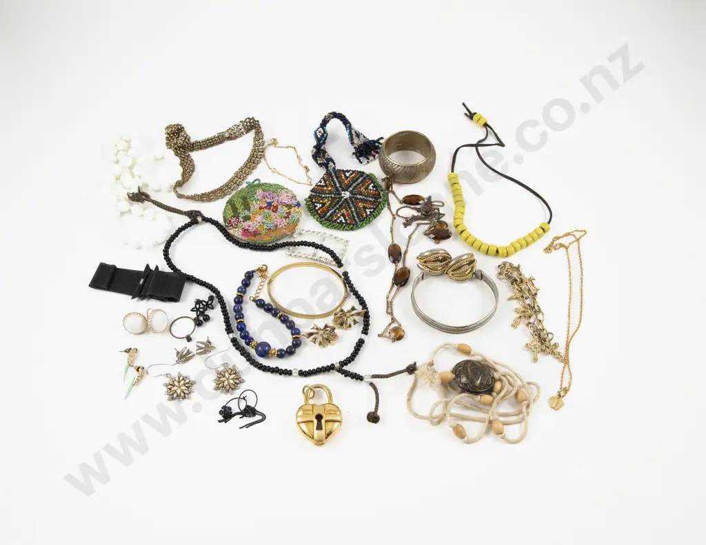 Collection of Assorted Costume Jewellery Image 1++