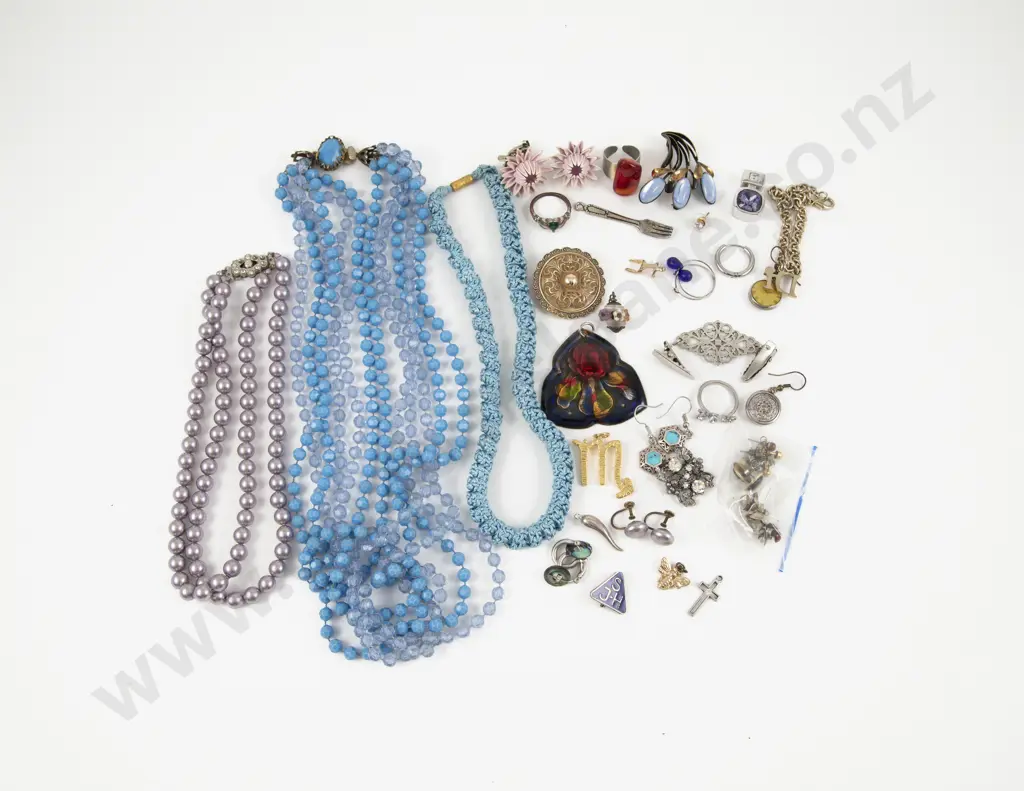 Collection of Assorted Costume Jewellery Image 1++