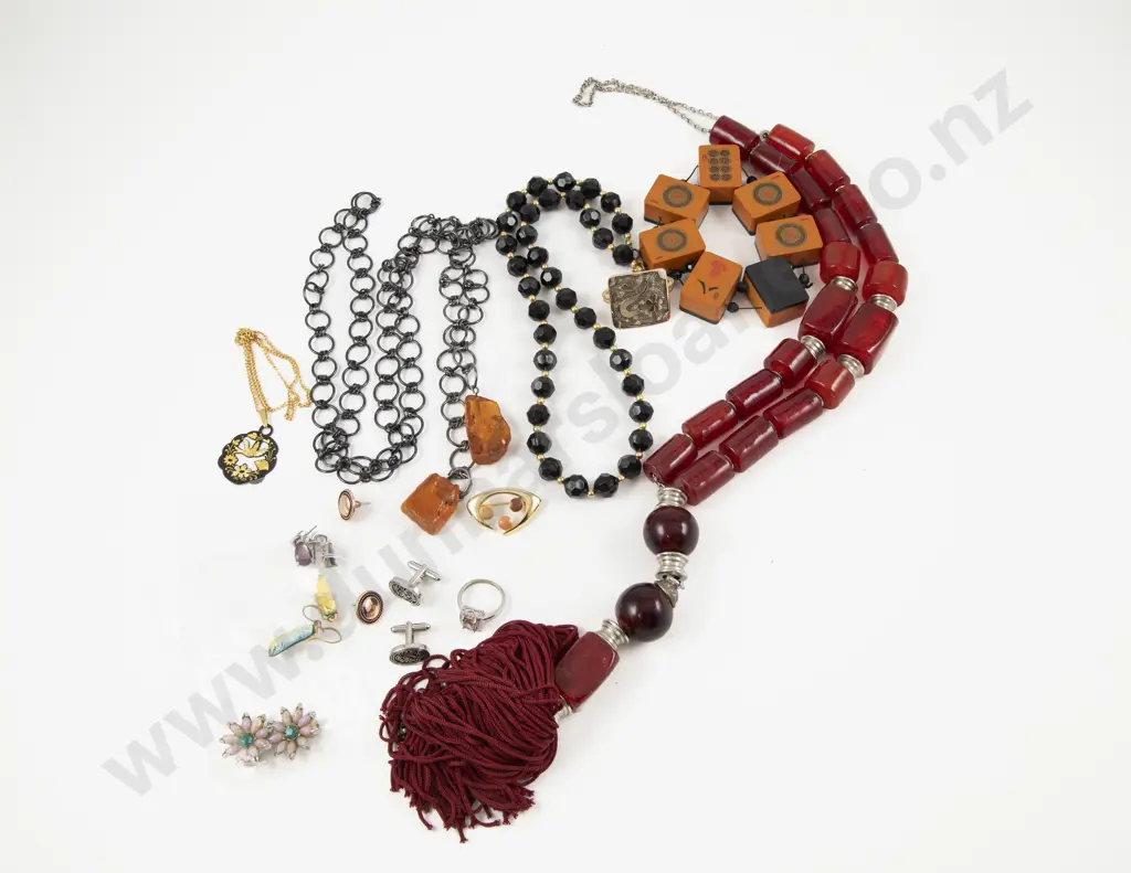 Collection of Assorted Costume Jewellery Image 1++