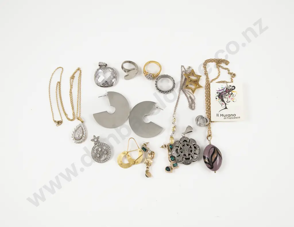 Collection of Assorted Costume Jewellery Image 1++