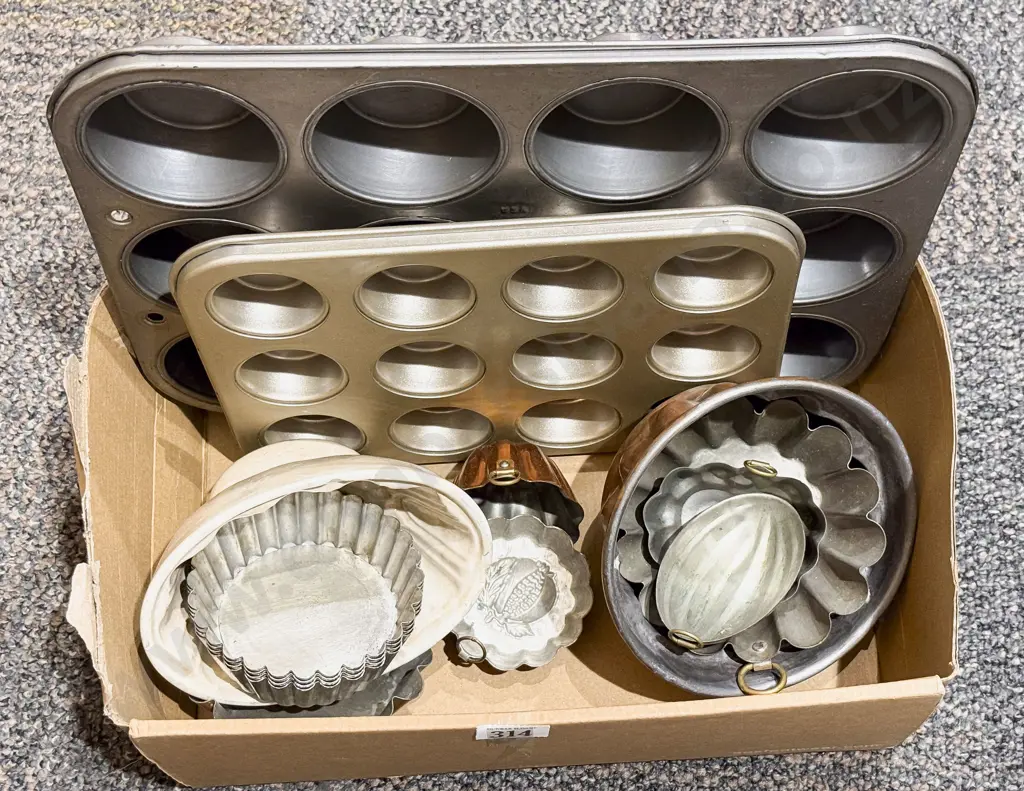 Qty of Assorted Vintage Food Molds & Others Image 1++