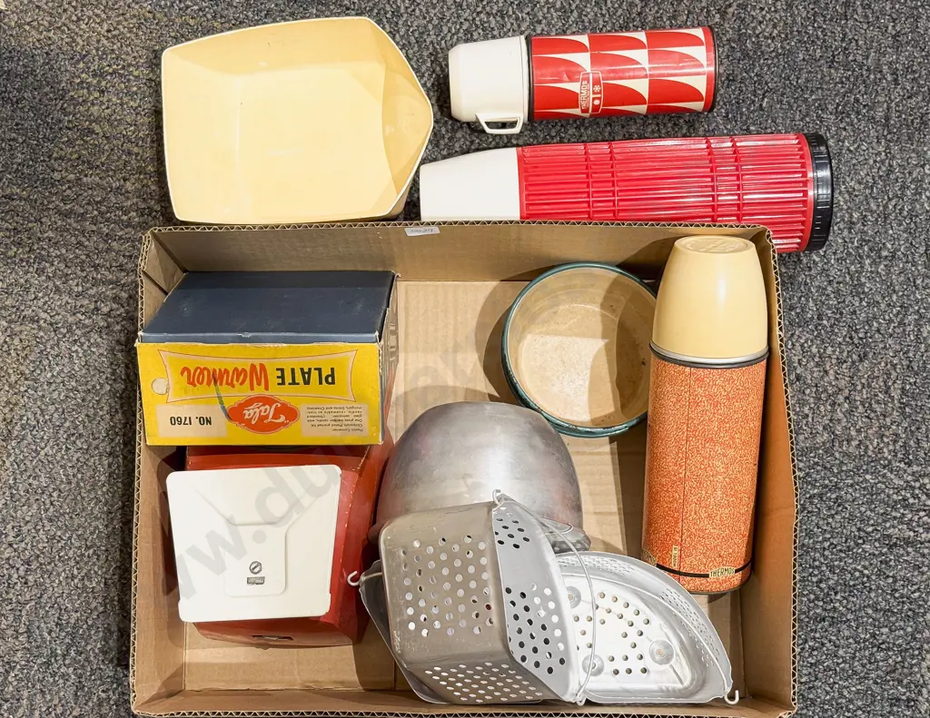 Box Qty of Assorted Vintage Kitchenalia etc Image 1++