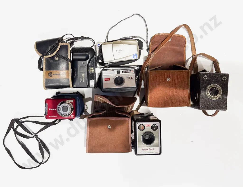 Box of Assorted Vintage & Other Cameras etc Image 1++