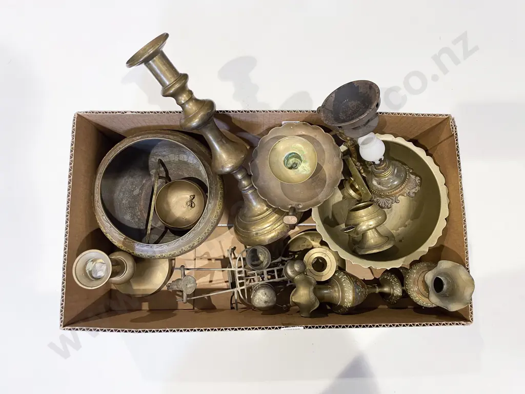 Box of Assorted Glass Ware Image 1++