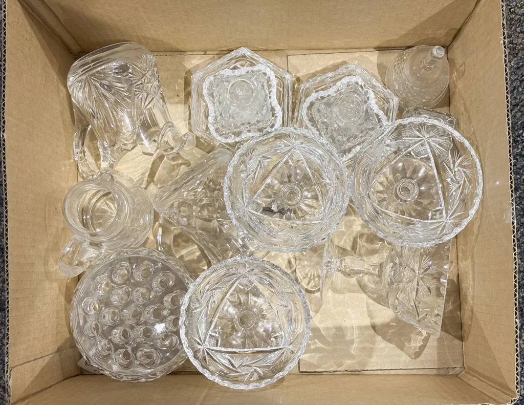 Box of Assorted Crystal & Glass Ware Image 1++