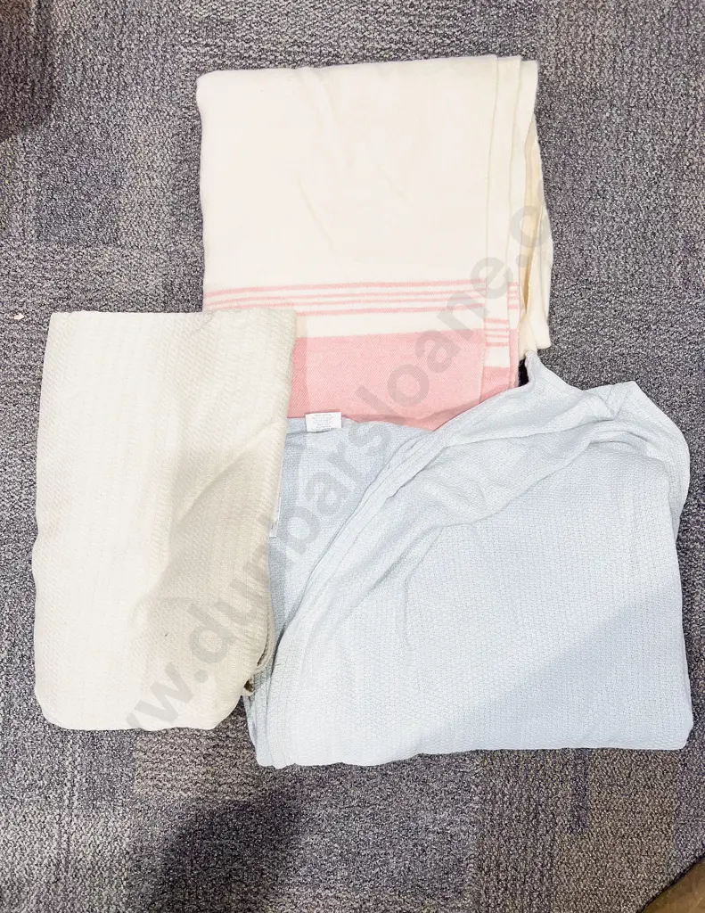 Box of Assorted Woollen Blankets Image 1++