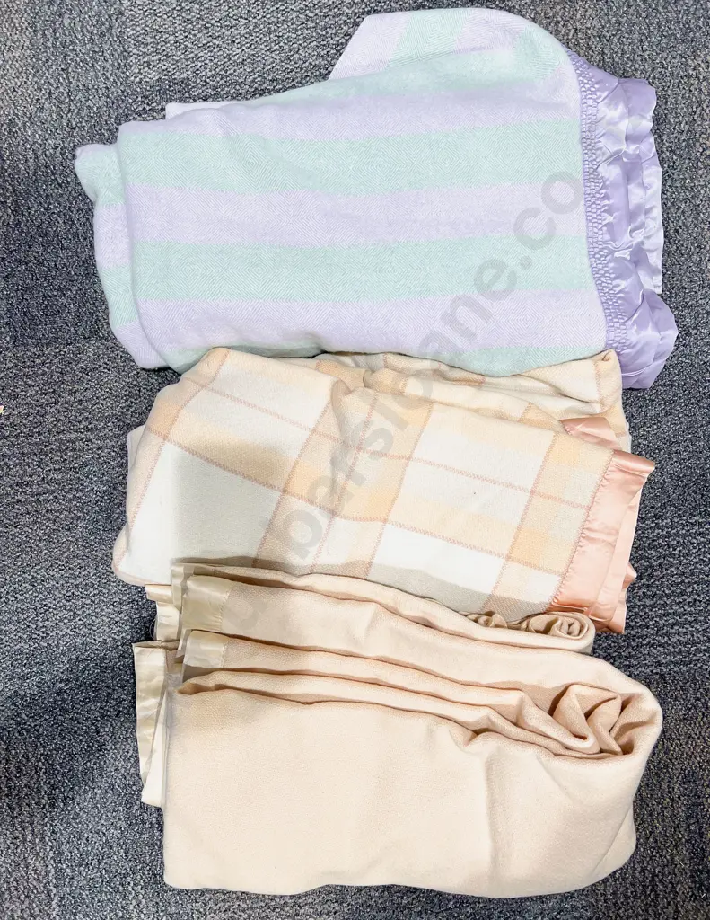 Box of Assorted Woollen Blankets Image 1++