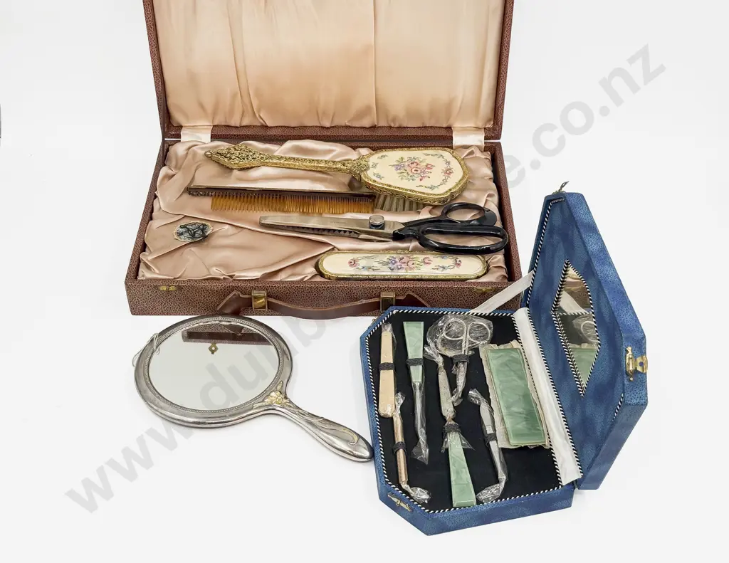 Box Quantity of Assorted Vanity Items Image 1++