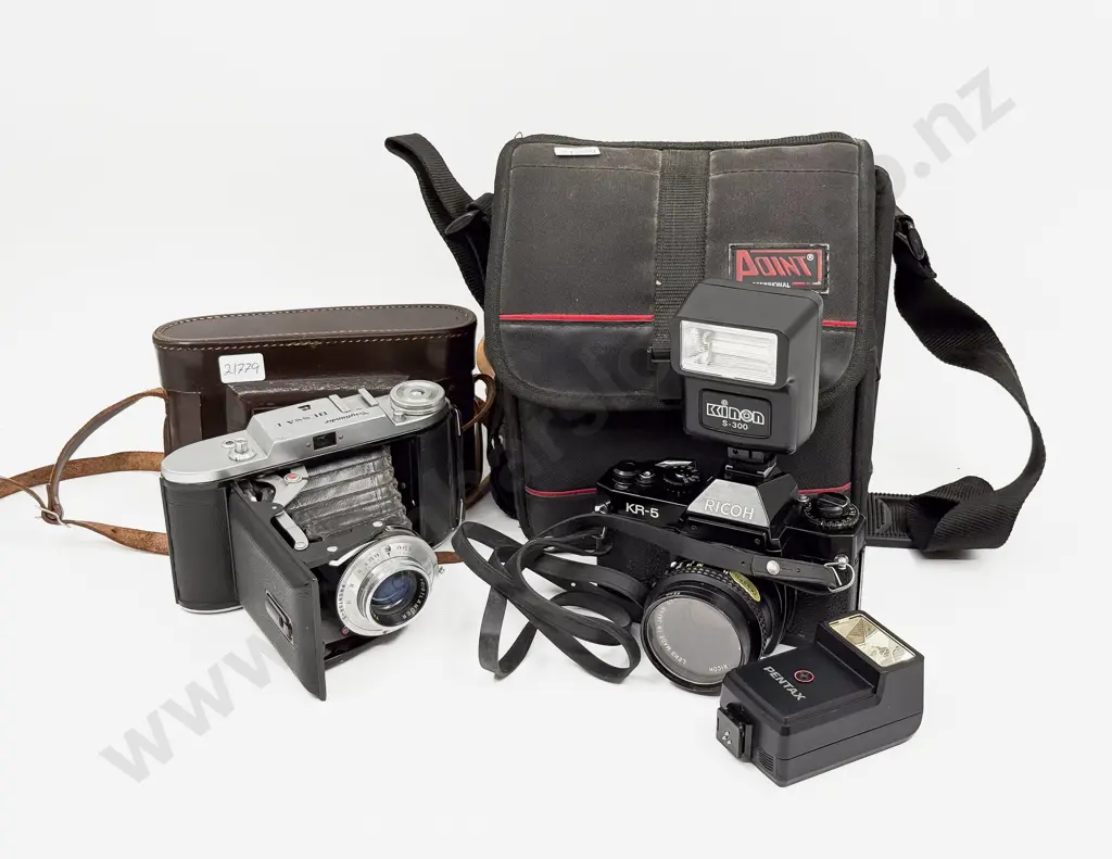 Qty of Assorted Vintage Cameras Image 1++