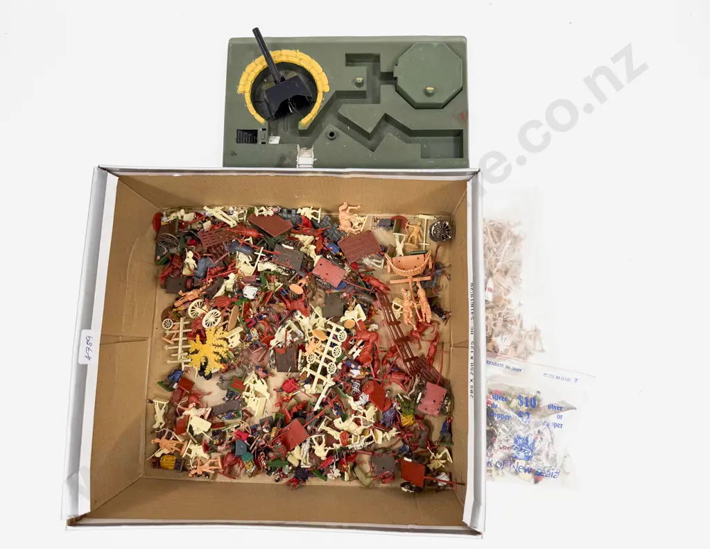 Qty of Assorted Small Plastic Model Figures etc Image 1++