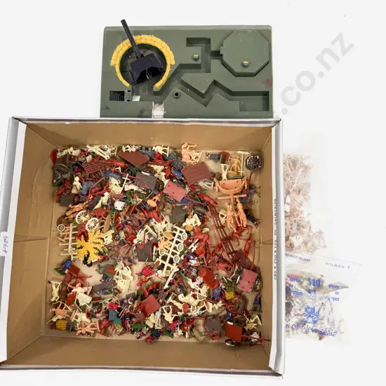 Qty of Assorted Small Plastic Model Figures etc