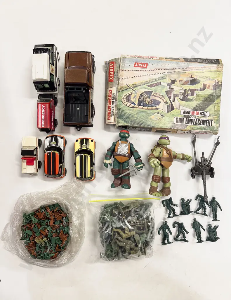 Box Qty of Assorted Toys & Ornaments etc Image 1++