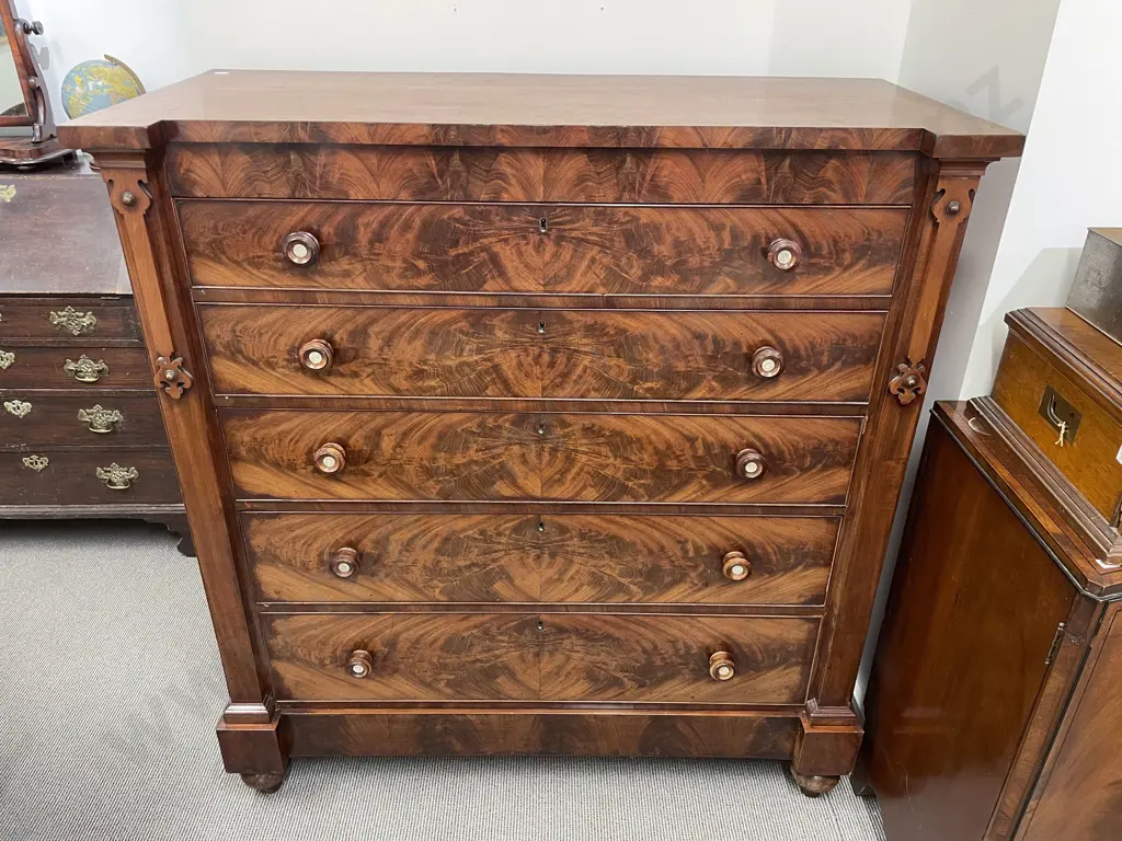 An Attractive Vict Mahogany Five Drawer Chest Image 1++