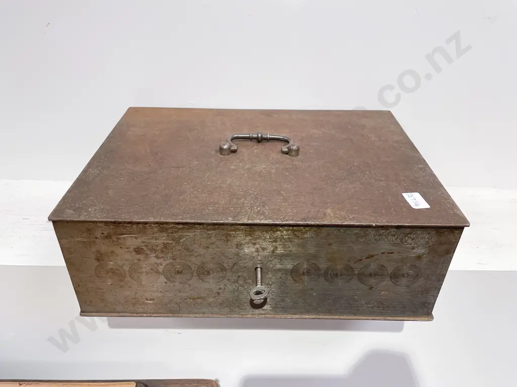 Vintage Metal Cash Box Image 1++