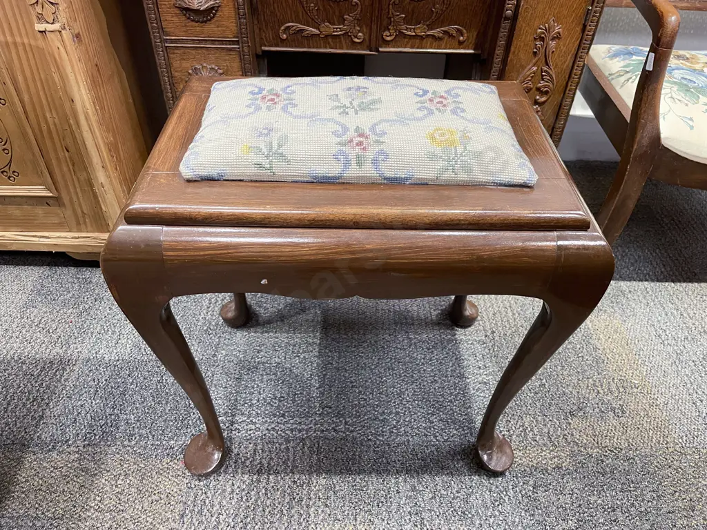 Piano Stool with Tilted Seat Compartment Image 1++